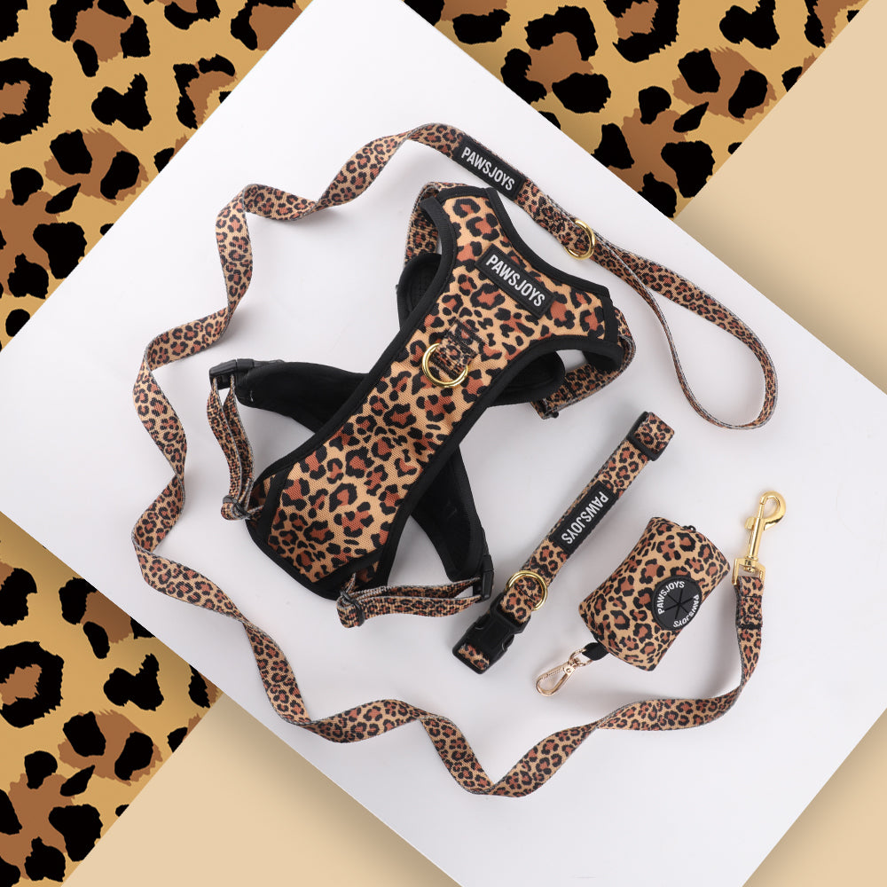 PawsJoys Ensemble Harnais Chien 4 Pièces Motif Léopard – Harnais Anti-Traction, Laisse, Collier et Distributeur de Sacs – Ajustable et Réfléchissant
